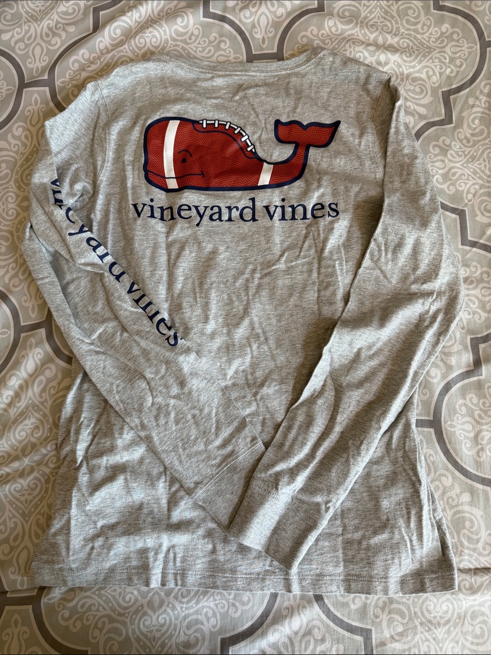 🏈Vineyard Vines Gray Long-Sleeve Tee with Football Whale 🏈